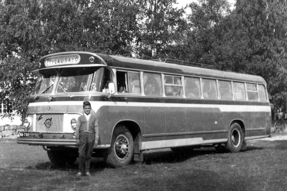 Kuvassa on linja-auto Volvo-Wiima 1959 ja yrityksen tuleva toimitusjohtaja Markku Lehto