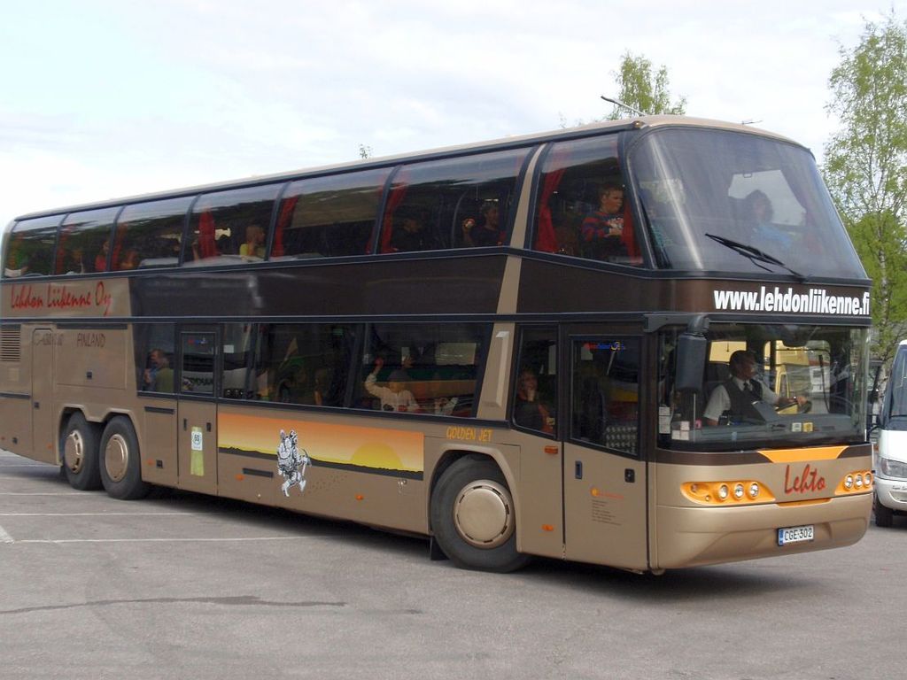 Kuvassa on kaksikerroksinen linja-auto Neoplan-Skyliner, nimeltäään Golden Jet