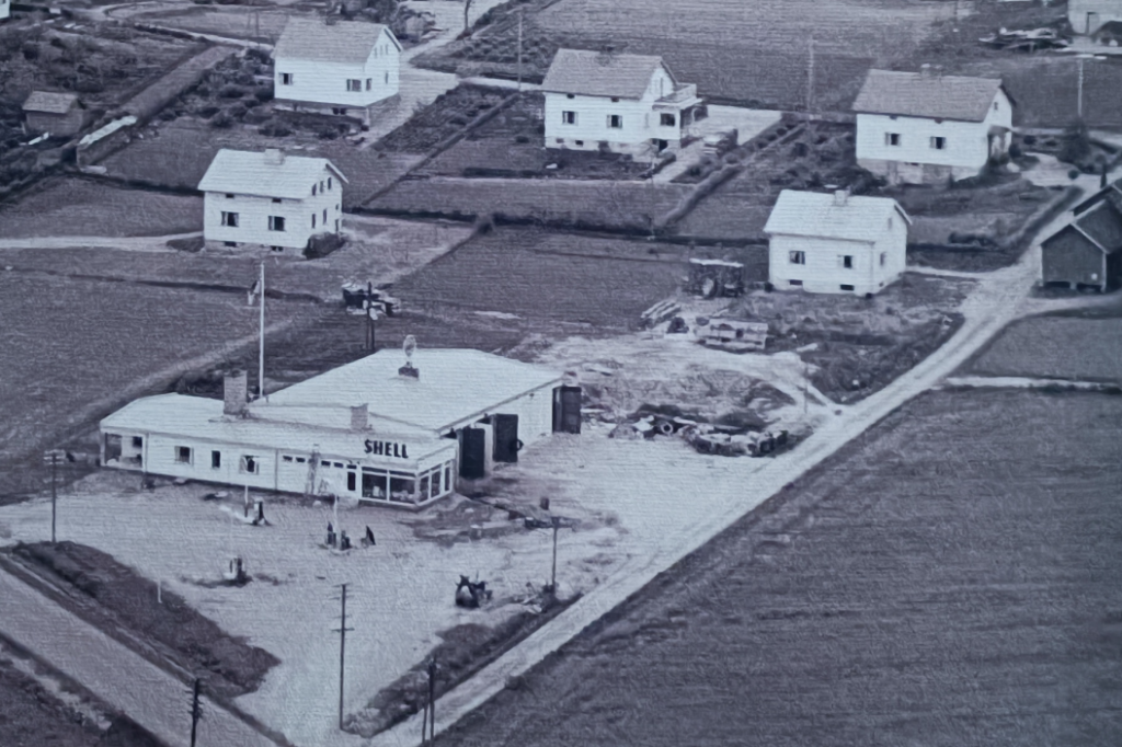 Kuvassa on Ledon Liikenteen uudet toimitilat ja Shell huoltoasema, jotka valmistuivat 1957