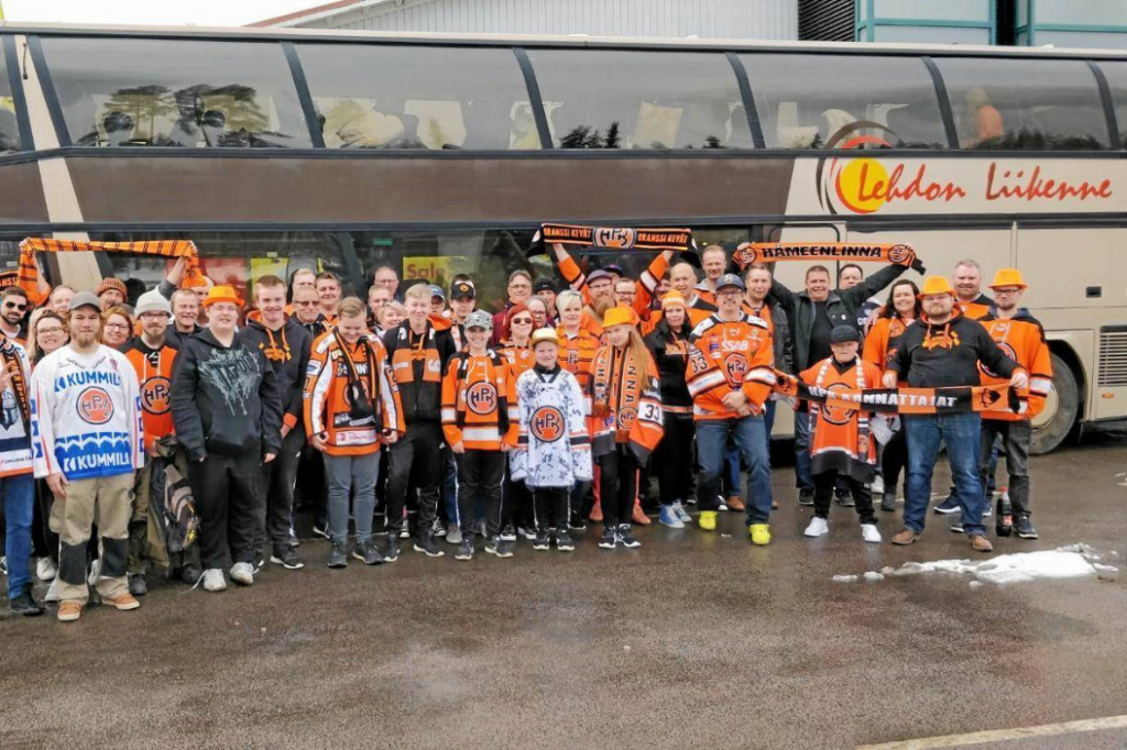 Kuvassa HPK:n kannattajia lähdössä pelimatkalle.
