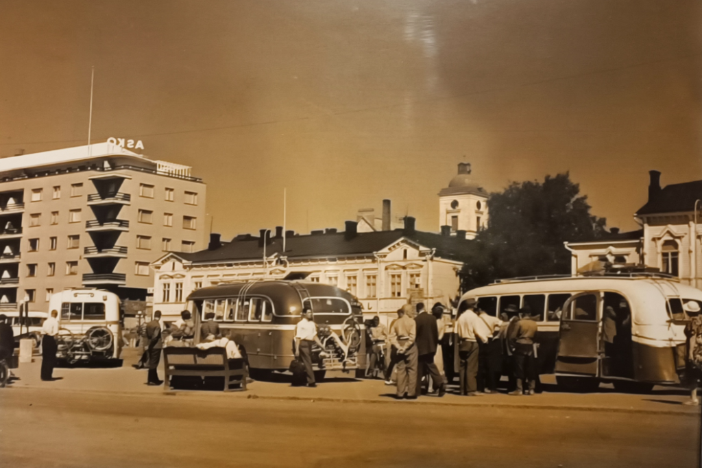 Kuvassa on pitkänokkainen linja-auto