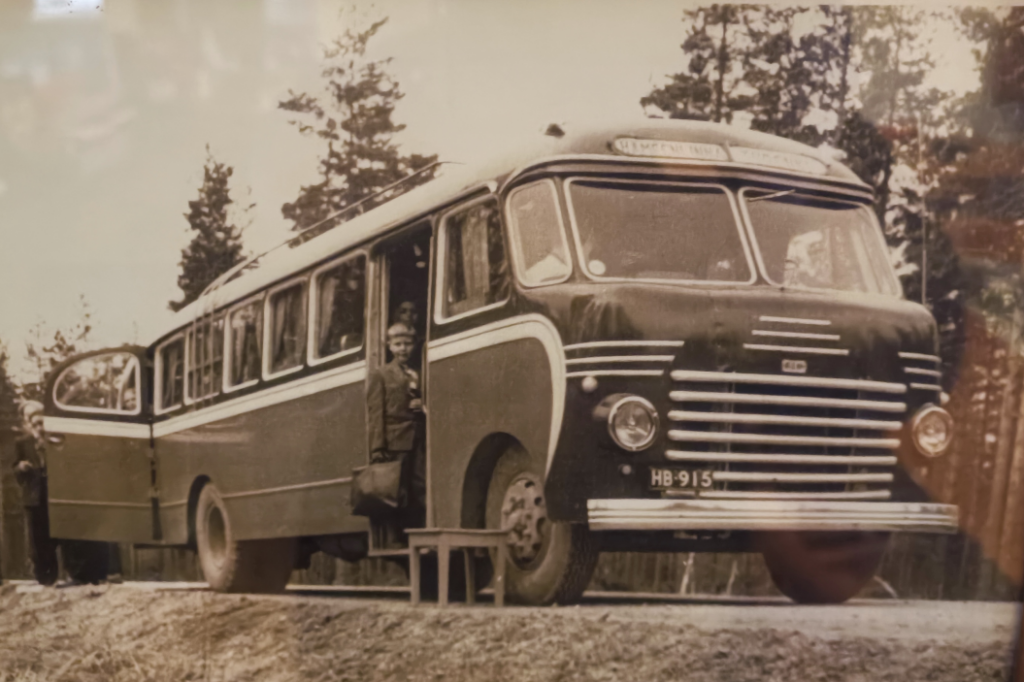 Kuvassa on linja-auto Reo-Seddon 1953